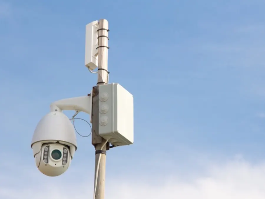 Industriële PTZ-camera op een mast