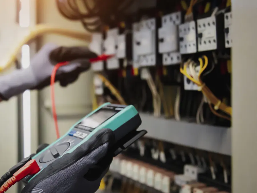 Monteur meet met een multimeter in een schakelkast