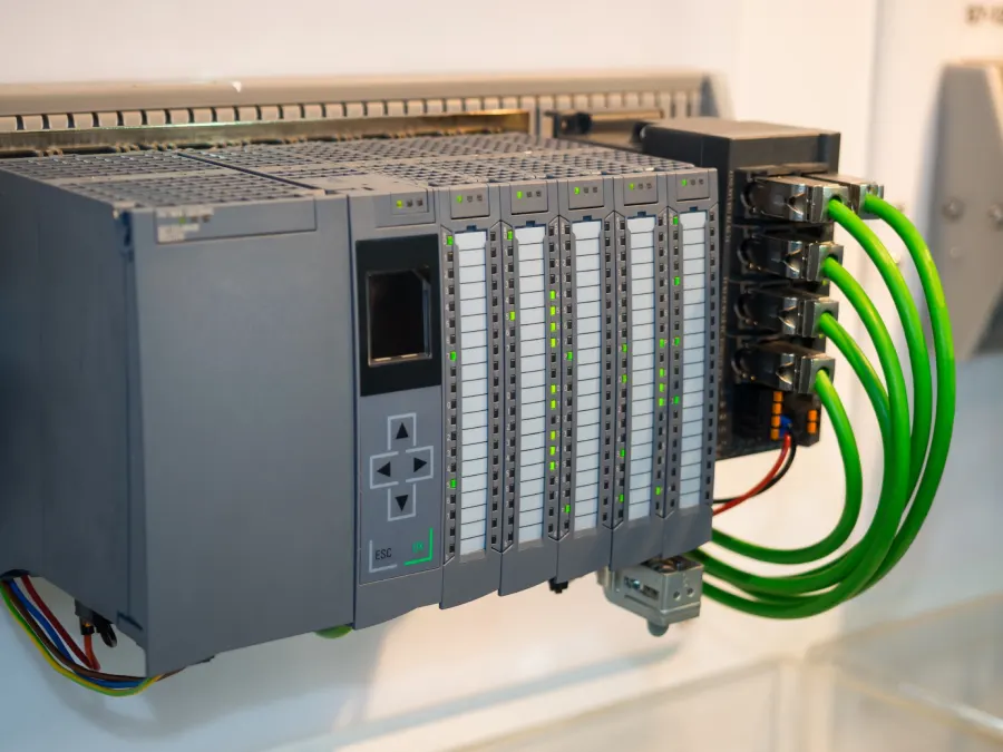 Moderne PLC-besturing met aangesloten veldbuskabels