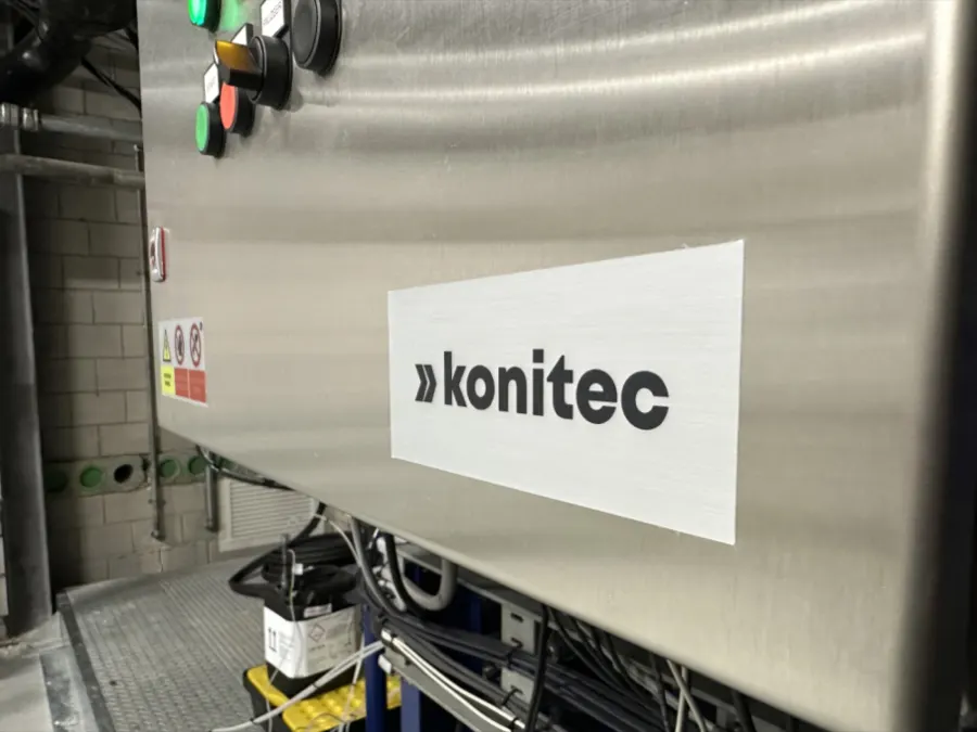 RVS-besturingskast met het Konitec-logo